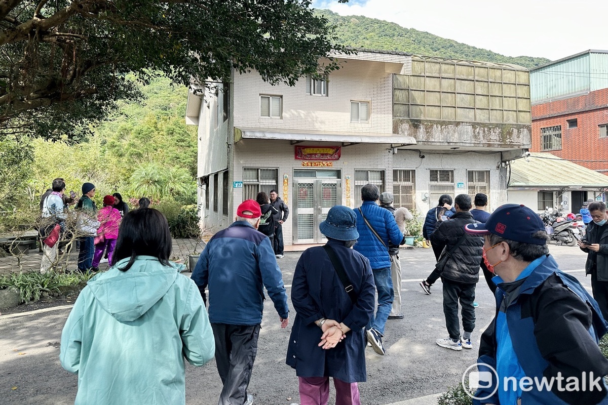 賴清德老家變成萬里區的打卡熱點，遊客絡繹不絕。 圖：張良一/攝