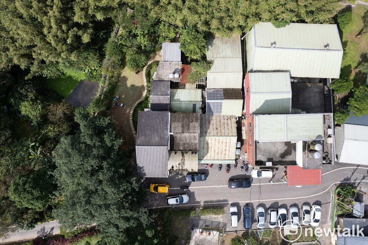 從空中俯瞰可以看出賴清德老家屬於長條型建築，建築面寬不寬，但縱深長，搭配屋子旁的草坪，讓人誤以為是豪宅。賴的附近鄰居調侃說，他們是「好窄」的宅。 圖：張良一/攝