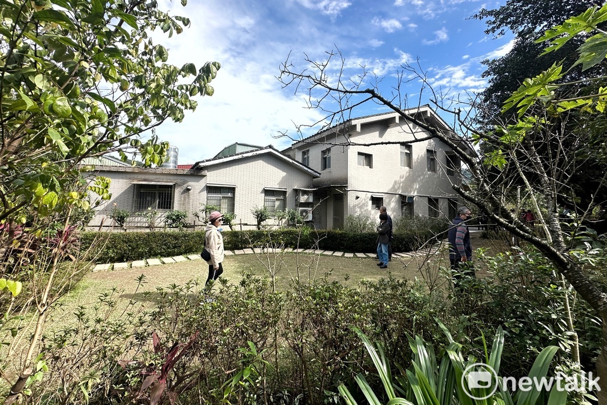 賴清德老家屬於長條型建築，建築面寬不寬，但縱深長，搭配屋子旁的草坪，讓人誤以為是豪宅。賴的附近鄰居調侃說，他們是「好窄」的宅。 圖：張良一/攝