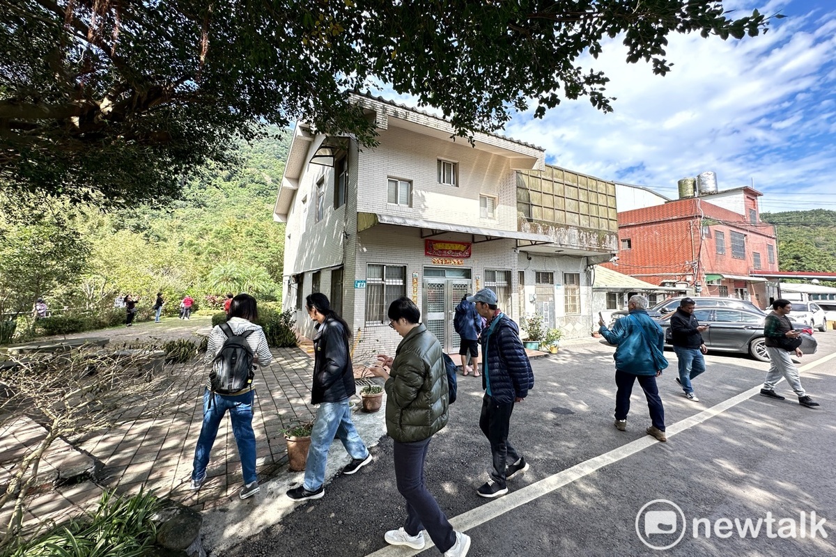 賴清德老家前，人車絡繹不絕。 圖：張良一/攝