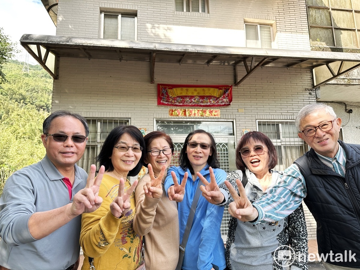一些民眾來參觀賴清德老家，並比出2號手勢，給賴清德加油。 圖：張良一/攝