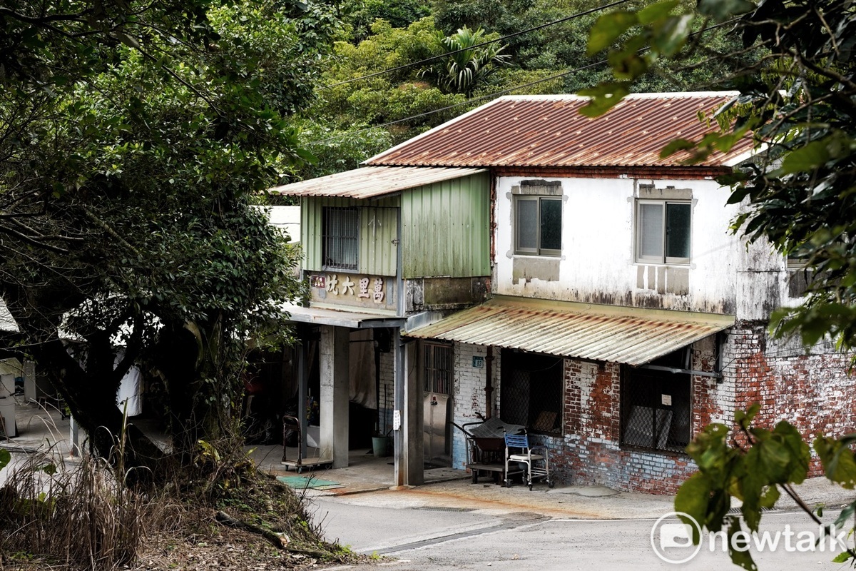 賴清德老家附近可看見一棟寫著「萬里六坑」煤礦事務所的建築，見證此地興盛一時的礦業。 圖：張良一／攝