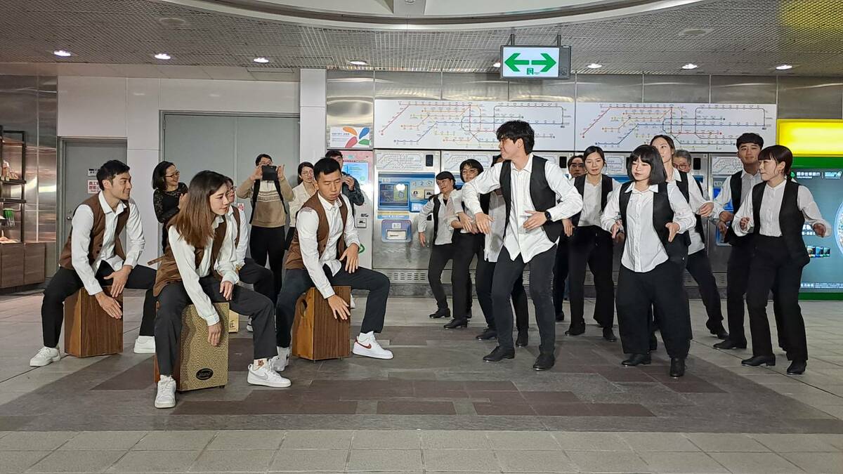 為了緩解旅客等待進站情緒，北捷更出奇招，1月1日0時至2時，市政府站2號出口首度推出捷運跨年舞台。 圖：翻攝自台北大眾捷運股份有限公司官網