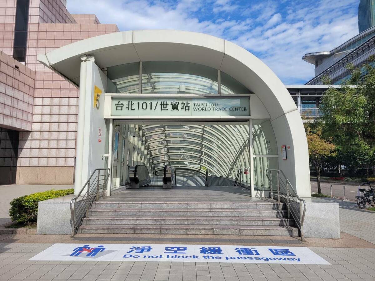 為維護旅客安全並加強疏運，台北捷運啟動「重點管制車站出入口擴大淨空緩衝區域」、「加強人員舉牌宣導」及「運用捷運人流資訊管理系統」3大措施。 圖：翻攝自台北大眾捷運股份有限公司官網