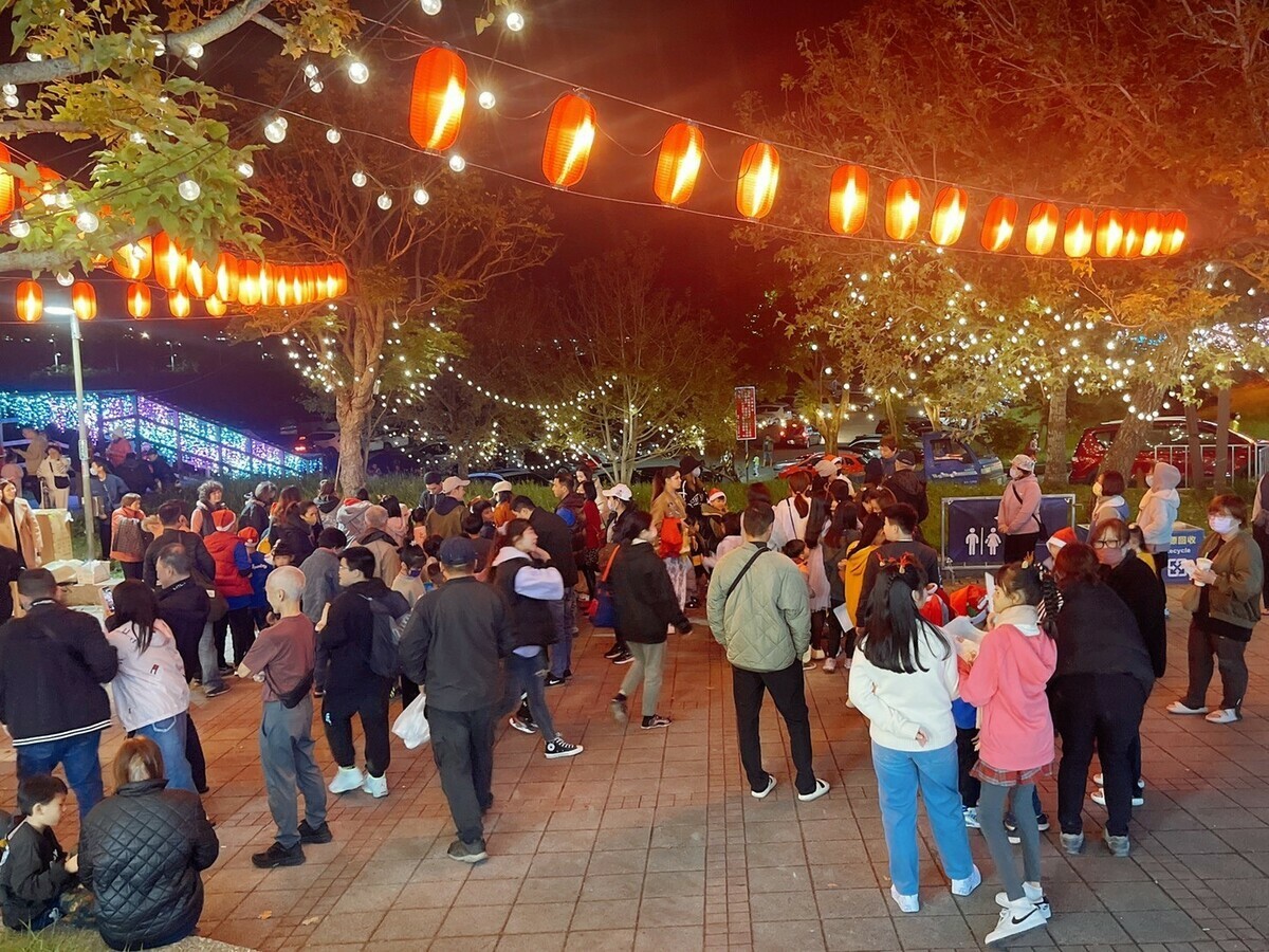 台東溫泉季跨年夜加碼5場次「跨年雪花秀」，晚間8點起每個整點於忠義堂前舞台區飄下浪漫雪花。 圖：台東縣政府交通及觀光發展處／提供