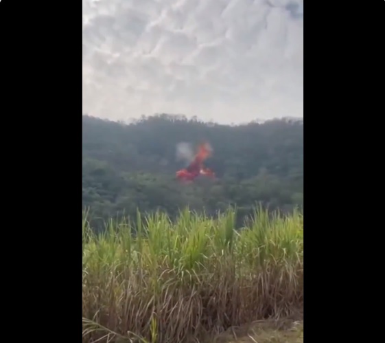 中共火箭又出包！火箭推進器殘骸墜落後產生黑紅兩色濃煙。 圖：擷取自 Dr. Bo 個人X帳號