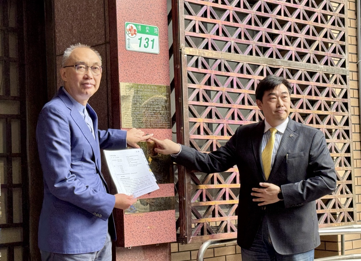 侯友宜競辦副執行長謝政達與律師葉慶元代表按鈴控告民進黨主席賴清德違反選罷法，放任黨籍民代惡意造謠。 圖：侯友宜競辦/提供