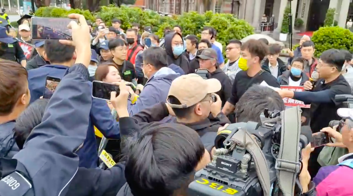 民眾黨不分區立委候選人黃國昌赴監院召開記者會，基進黨丟躑太陽花抗議。 圖：翻攝自基進黨提供影片