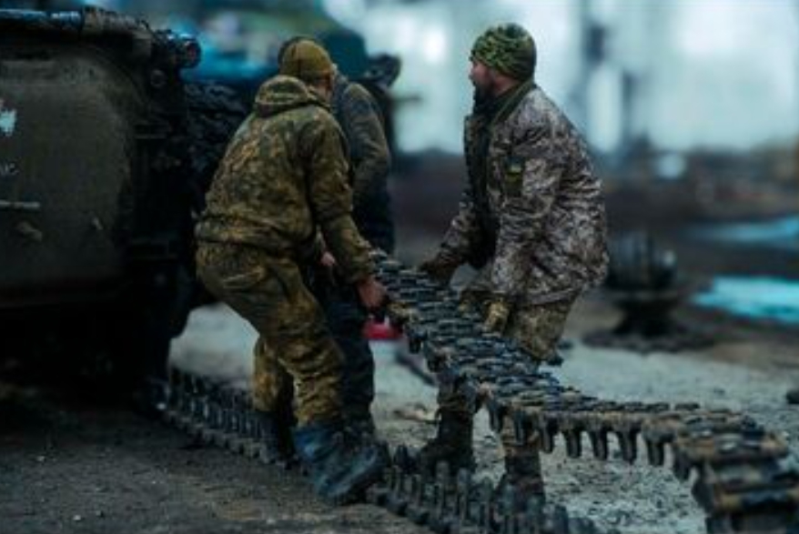 烏軍士兵搬運壞掉的裝甲車履帶。 圖 : 翻攝自澤連斯基 X