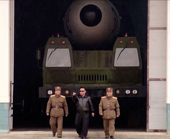 北韓領導人金正恩近期對軍隊和軍需工業下令，加快戰爭準備，以應對美國前所未有的對抗舉動。 圖：翻攝自 Visegrád 24 X（前推特）帳號