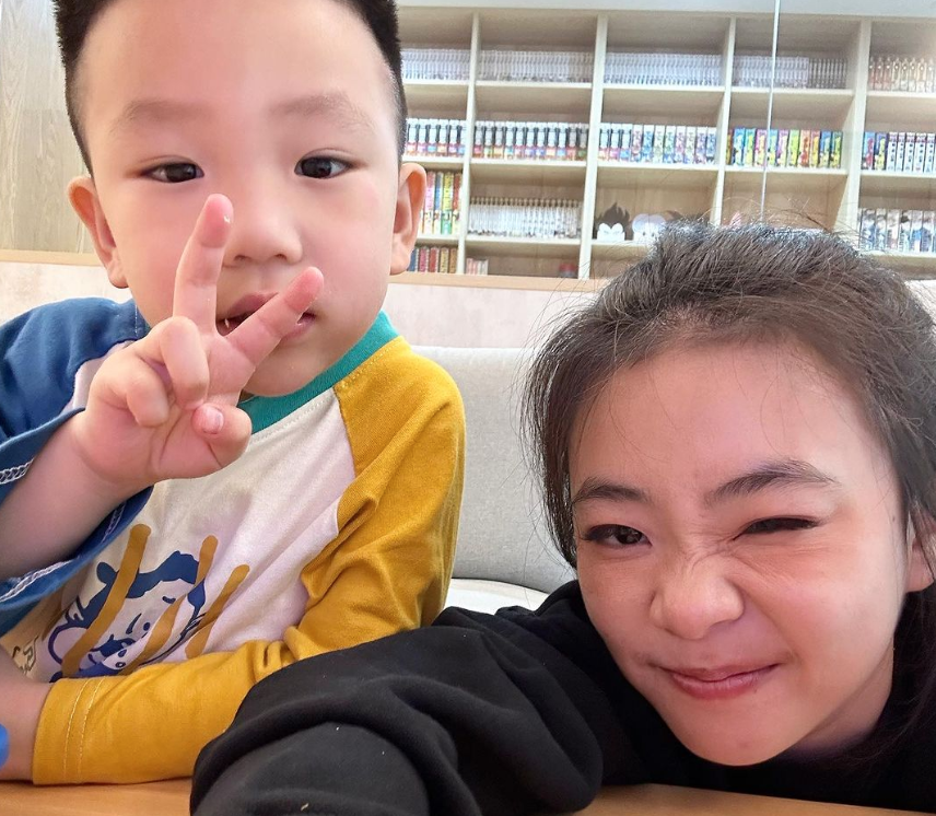 今年3歲的蔡波能跟二伯說自己在幼稚園裡交了女朋友，然而二伯問蔡波能知不知道什麼是女朋友時，蔡波能一臉理所當然地回答「不知道啊」。 圖：翻攝自嘎嫂二伯IG