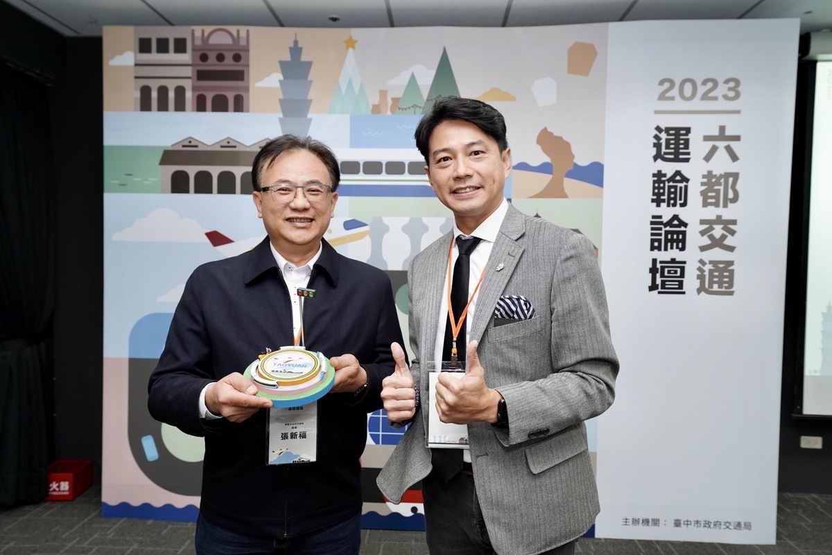 台中市交通局葉局長交接信物予桃園市交通局張局長。 圖 : 台中市政府/提供
