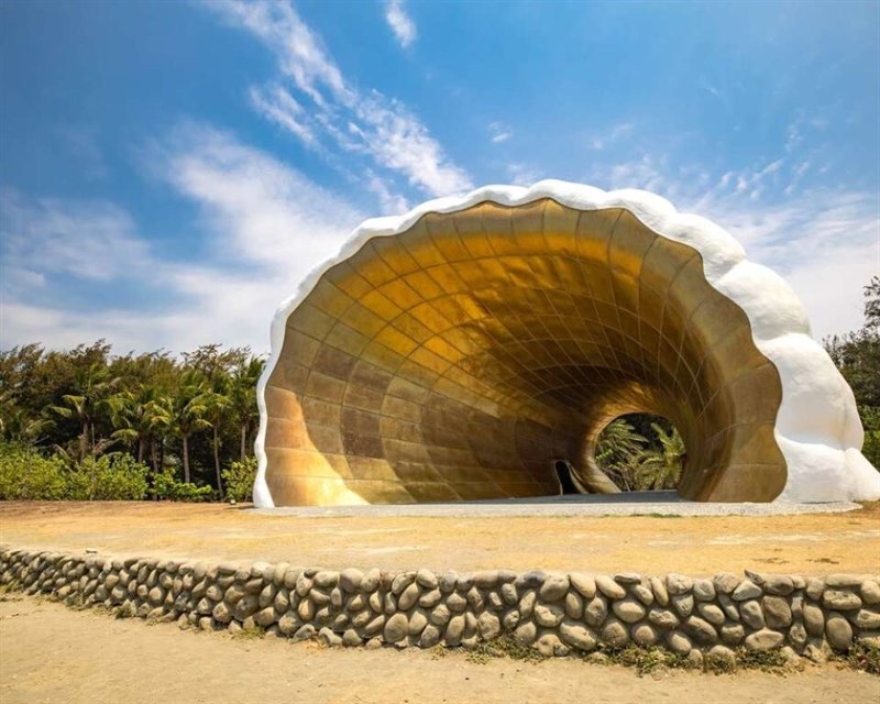 完成10處亮點壯遊有機會獲得旅遊金5萬元(圖為高雄燈塔大貝殼裝置藝術) 圖：交通部觀光署／提供
