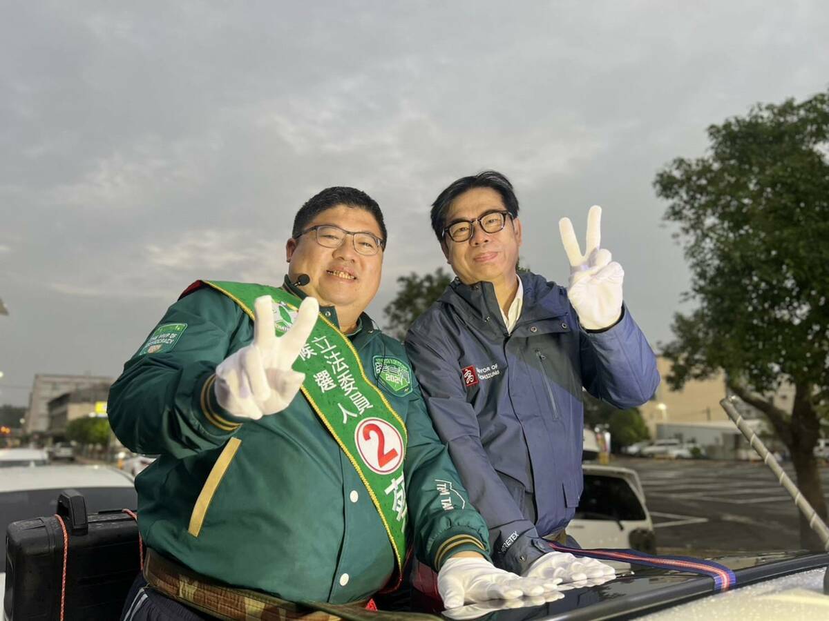陳其邁(右)陪蔡易餘(左)車掃。 圖：賴清德高雄市競選總部/提供