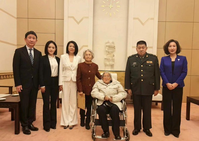 中共於 26 日舉辦毛澤東誕辰 130 週年紀念活動，出席的親屬由左至右分別是外孫王效芝、外孫媳王偉、外孫女孔冬梅、晚年機要秘書張玉鳳、女兒李敏、嫡孫毛新宇以及其二夫人劉濱。 圖：翻攝自多巴胺女孩個人X帳號。