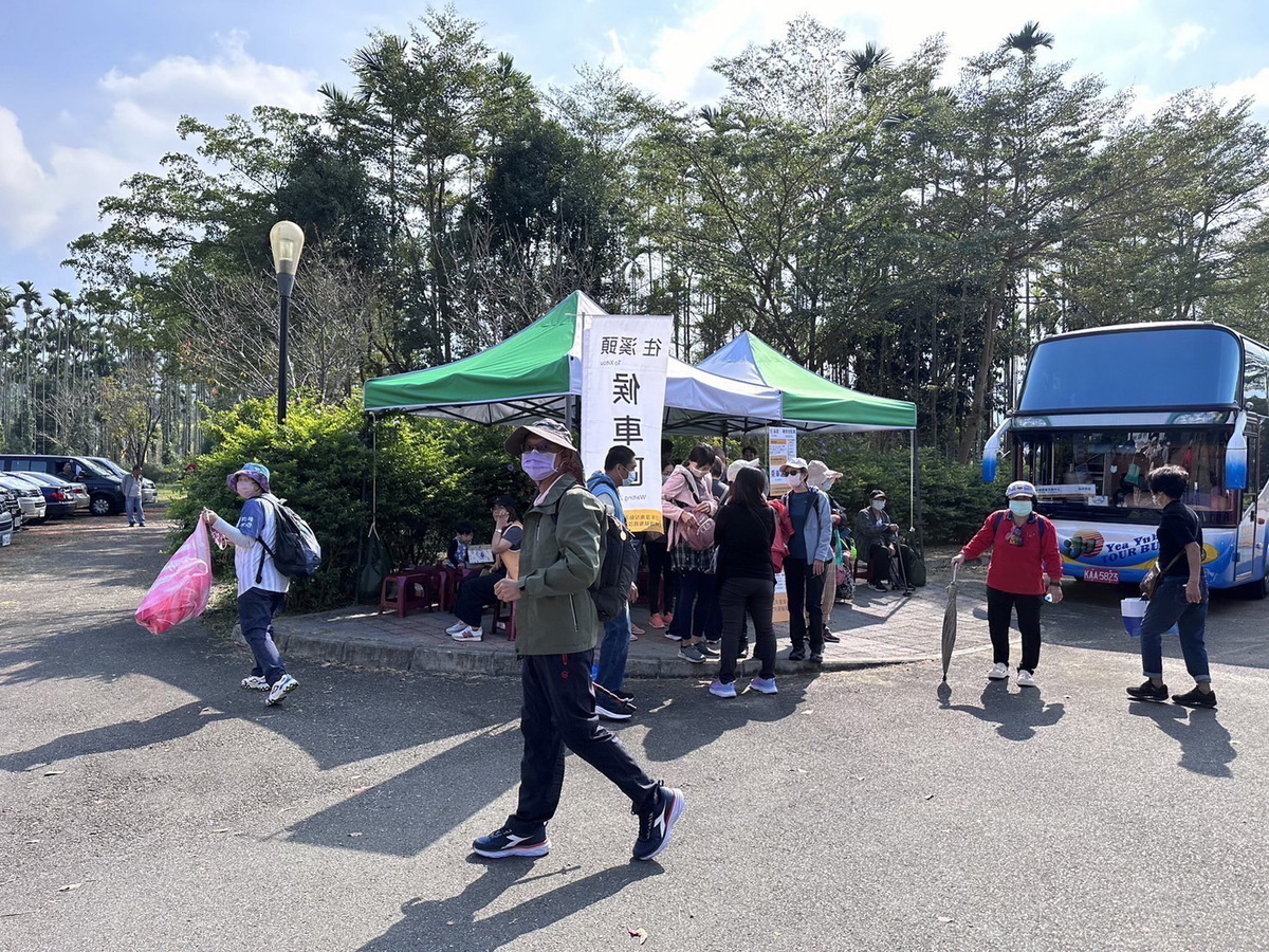 南投縣今年為防止車潮，元旦連假交通高峰期將在鹿谷鄉農會茶業中心（簡稱茶業文化館）設停車中繼站，讓遊客免塞於車陣中。 圖：翻攝自南投縣政府官網
