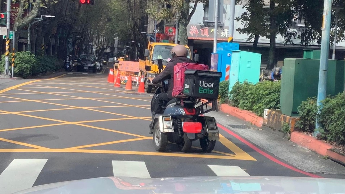 這是一位身障人士當起外送員，畫面悲情震撼，似乎也有一個不為人知的「故事」。 圖／郭倍宏臉書