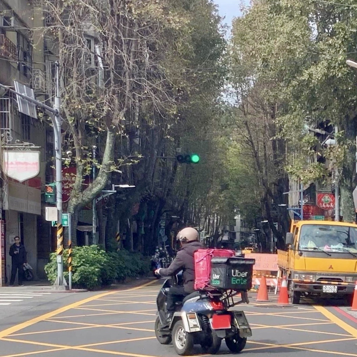 郭倍宏今天在臉書標題寫著：他不是睡北車的遊民，是真實令人辛酸的震驚畫面！ 圖／郭倍宏臉書