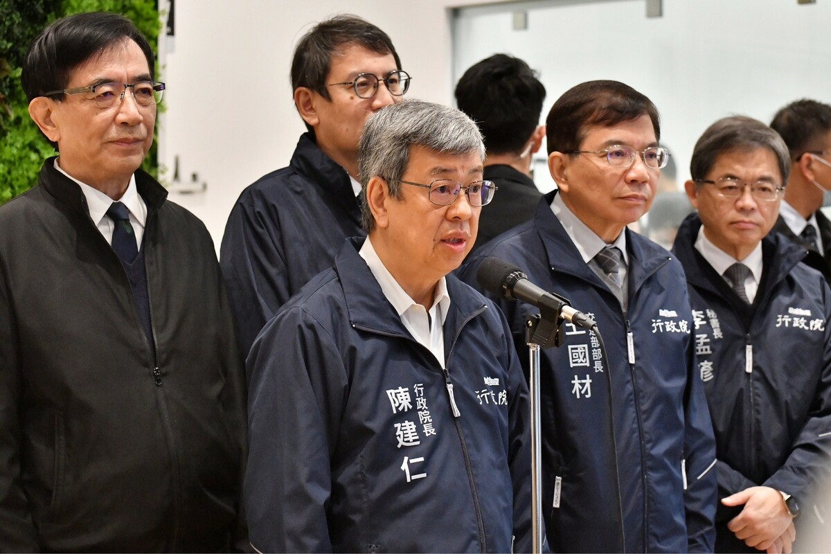 行政院長陳建仁今（29）天到桃園視察郵政物流園區前受訪。 圖：行政院提供