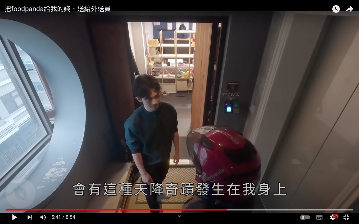 博恩近期分享自己將外送平台的代言費當作小費送給外送員，意外揭開其中一名外送員坎坷的人生遭遇。然而事後有人發現這名外送員的經歷與事實不符，質疑博恩為了流量編出假故事。 圖：翻攝自曾博恩YT頻道