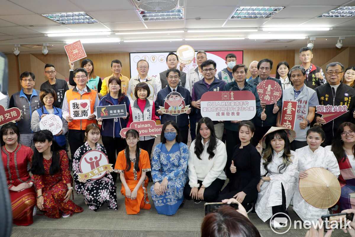 台南市政府觀光旅遊局舉辦「外國人體驗台南影片徵件」及「旅遊明信片創作大賽」，共有來自10個國家、15部體驗台南的影片入選，以及從700組報名團隊中選出66組優秀得獎明信片。活動呈現了外國人的視角及學生的創意，成功展現了台南的多元風貌=.  圖：黃博郎／攝