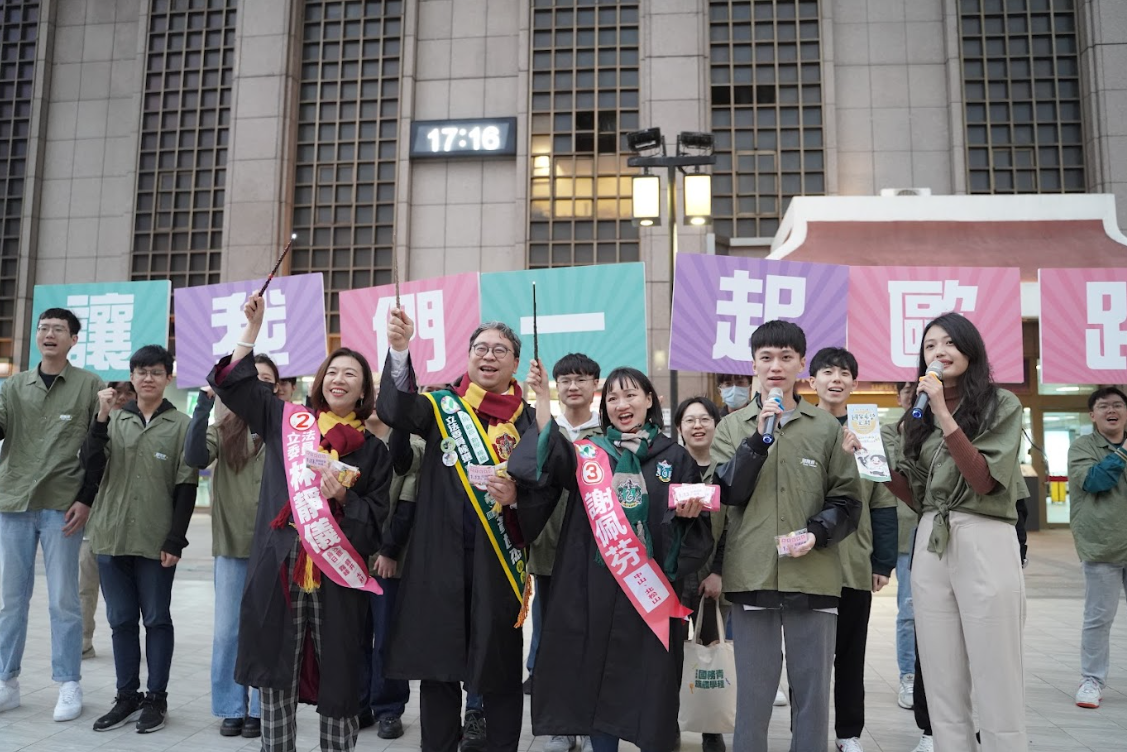 民進黨催青年返鄉投票，3學霸立委候選人齊聚北車發歐趴糖。 圖：民進黨提供