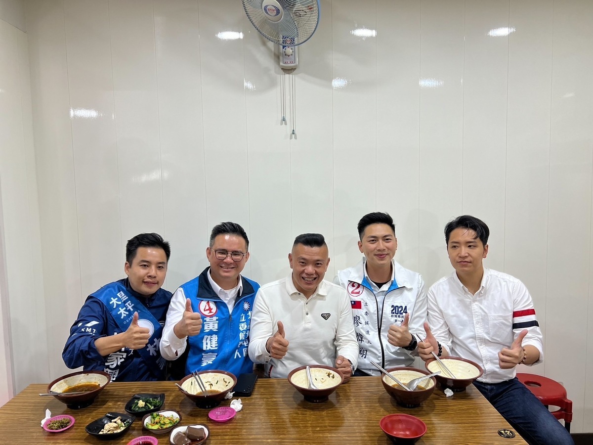 4位國民黨立委候選人與民眾黨市議員江和樹一同吃牛肉麵。 羅廷瑋競總/提供