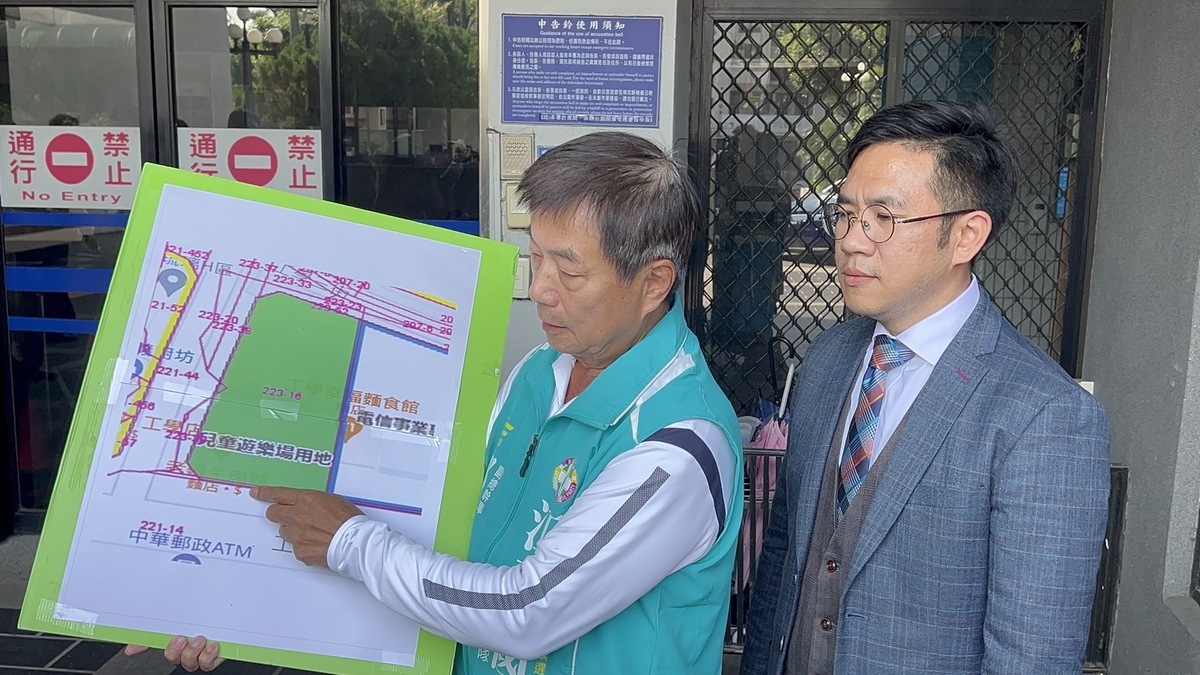 市議員鄭功進及律師等人今天到台中地檢署按鈴告發羅廷瑋涉犯竊佔罪、收受贓物罪等罪嫌。 江肇國競總/提供