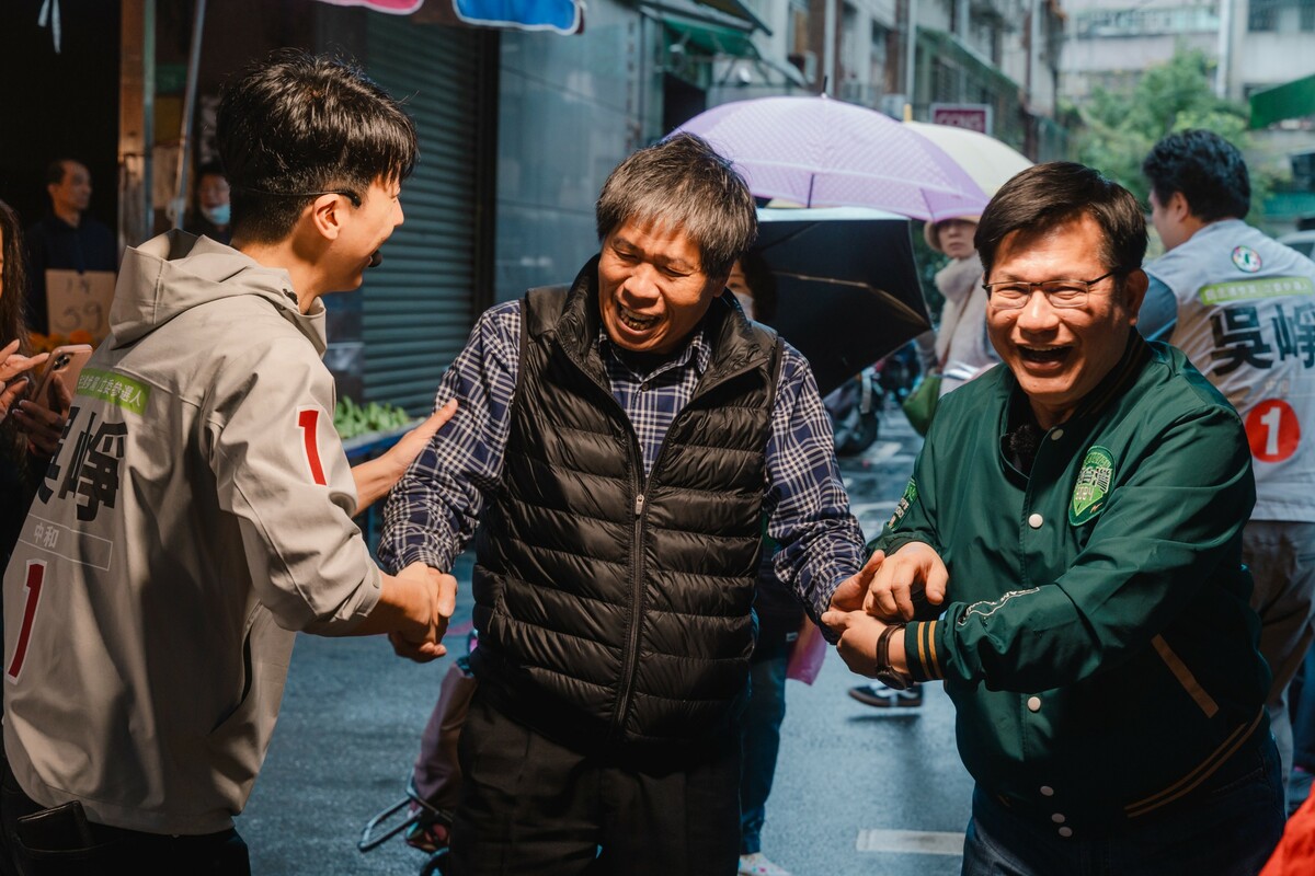 總統府秘書長林佳龍今日輔選中和選區黨籍候選人吳崢。 圖：林佳龍提供
