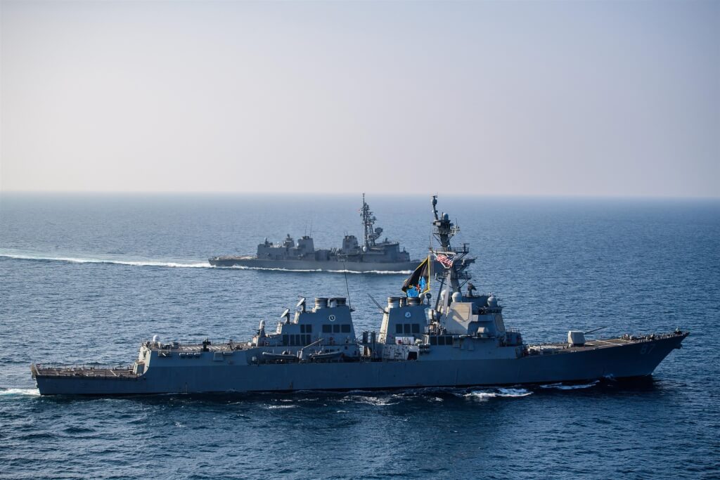 圖為11月25日美國梅森號飛彈驅逐艦在亞丁灣與日本驅逐艦並肩航行。 圖：取自美國國防部網頁defense.gov)