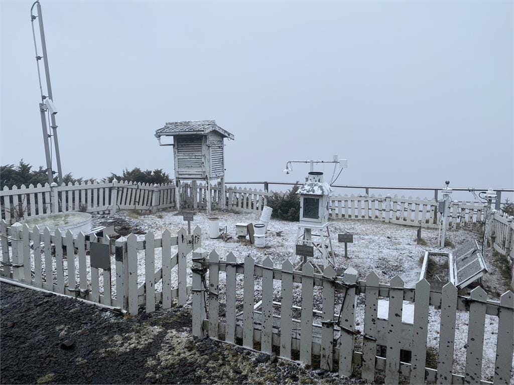 玉山北峰今晨飄雪。 （圖／中央氣象署）