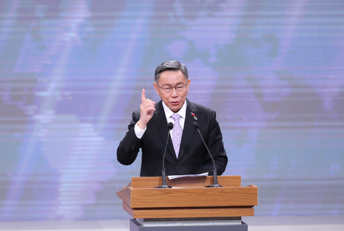 今（30）日舉行總統候選人辯論會。針對賴清德詰問階段諷刺「柯文哲一家人都愛買農地」，柯回應時一度哽咽，且因答辯時他頻頻嗆咳、清嗓，花費了大半時間，遭調侃和九把刀小說劇情重疊，被指「現實往往比小說更荒謬」。 圖：台北市攝影記者聯誼會提供（資料照）