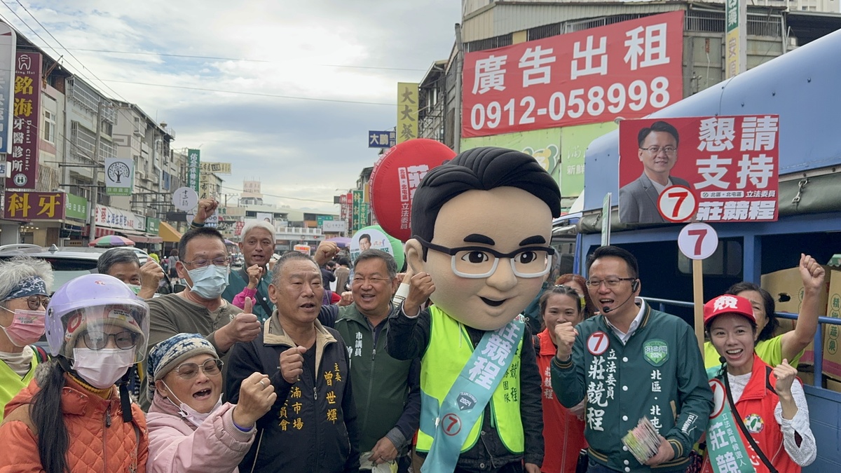 莊競程到水湳市場拜票，超大人偶非常吸睛。  莊競程競總/提供