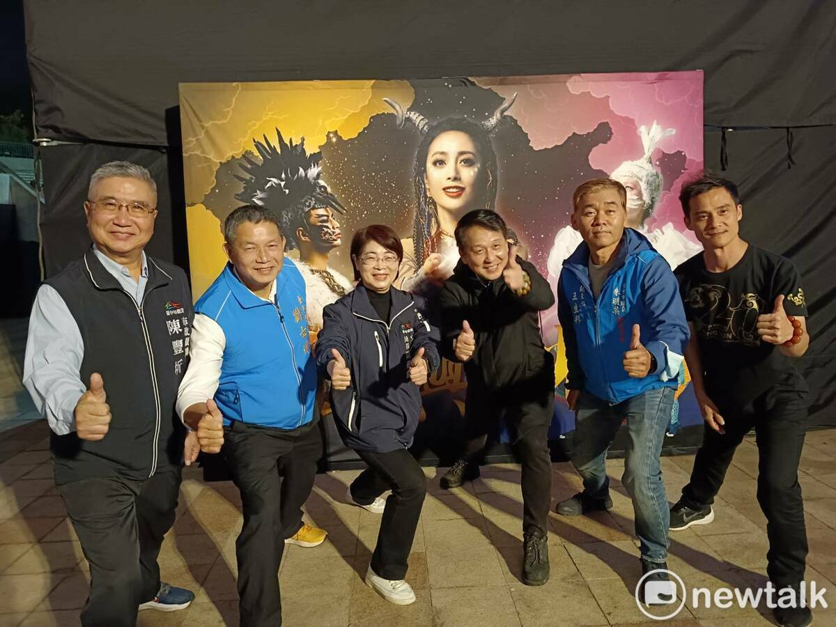 台中市文化局長陳佳君在開演前與演出團隊重要成員合影，肯定圖滿劇場設備升級，提供觀眾更棒的觀賞品質。  唐復年/攝
