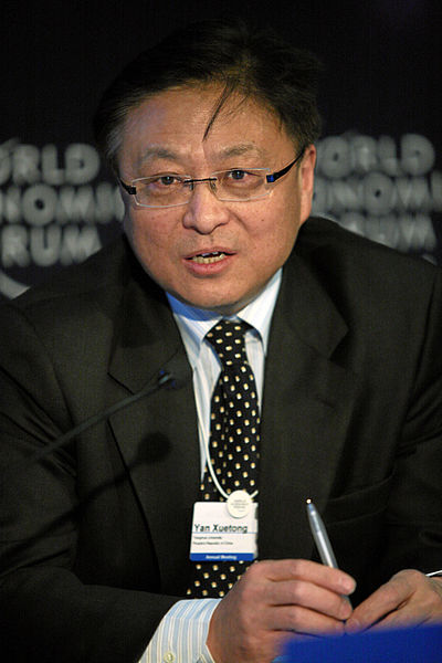 中國學者閻學通認為，美國大選對中美關係必是負面影響， 圖：取自維基百科／世界經濟論壇