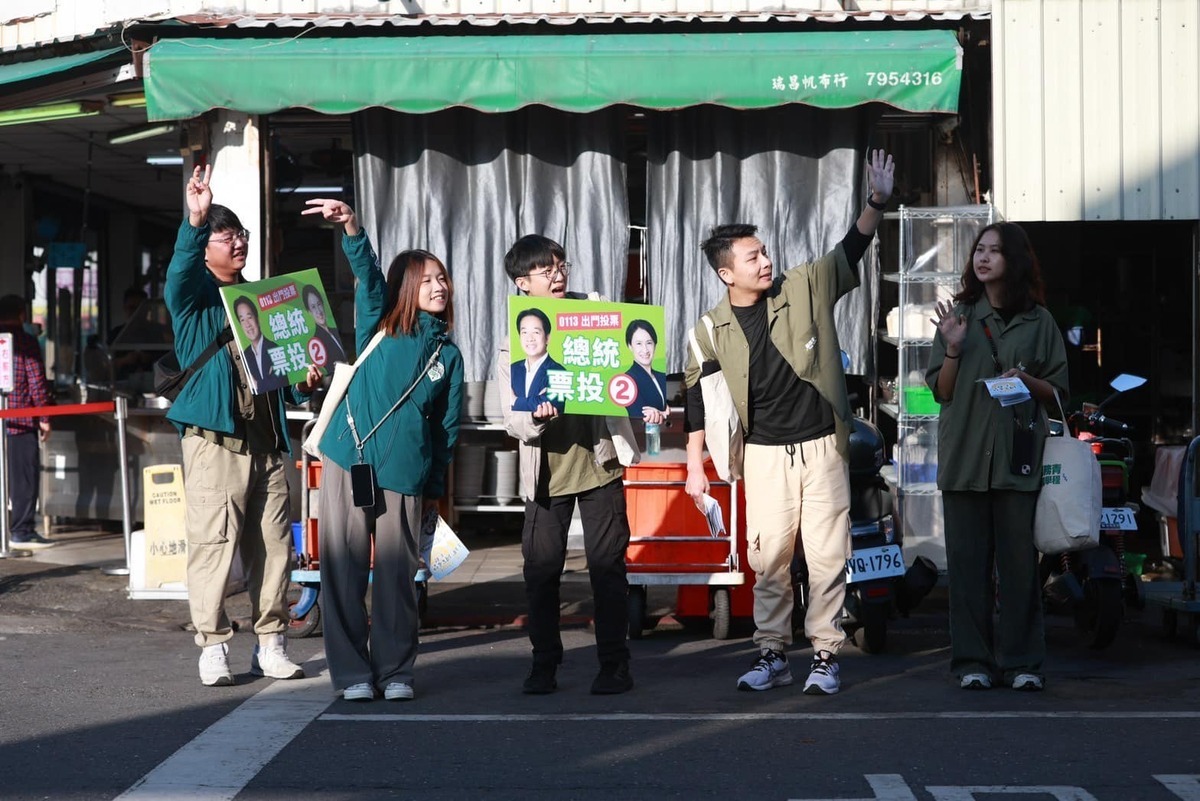 2023年的最後一天，民進黨青年部國務青到學甲輔選。 圖：翻攝自民進黨青年部臉書