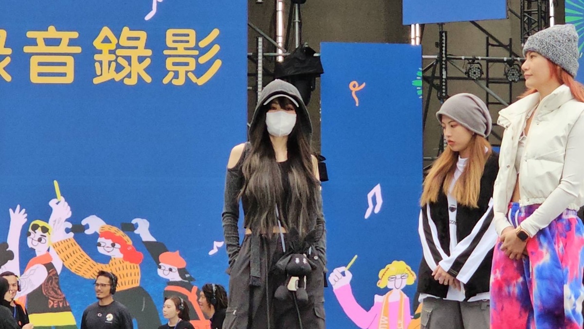姐姐謝金燕(左)與舞群低調彩排。 圖：高雄市政府/提供