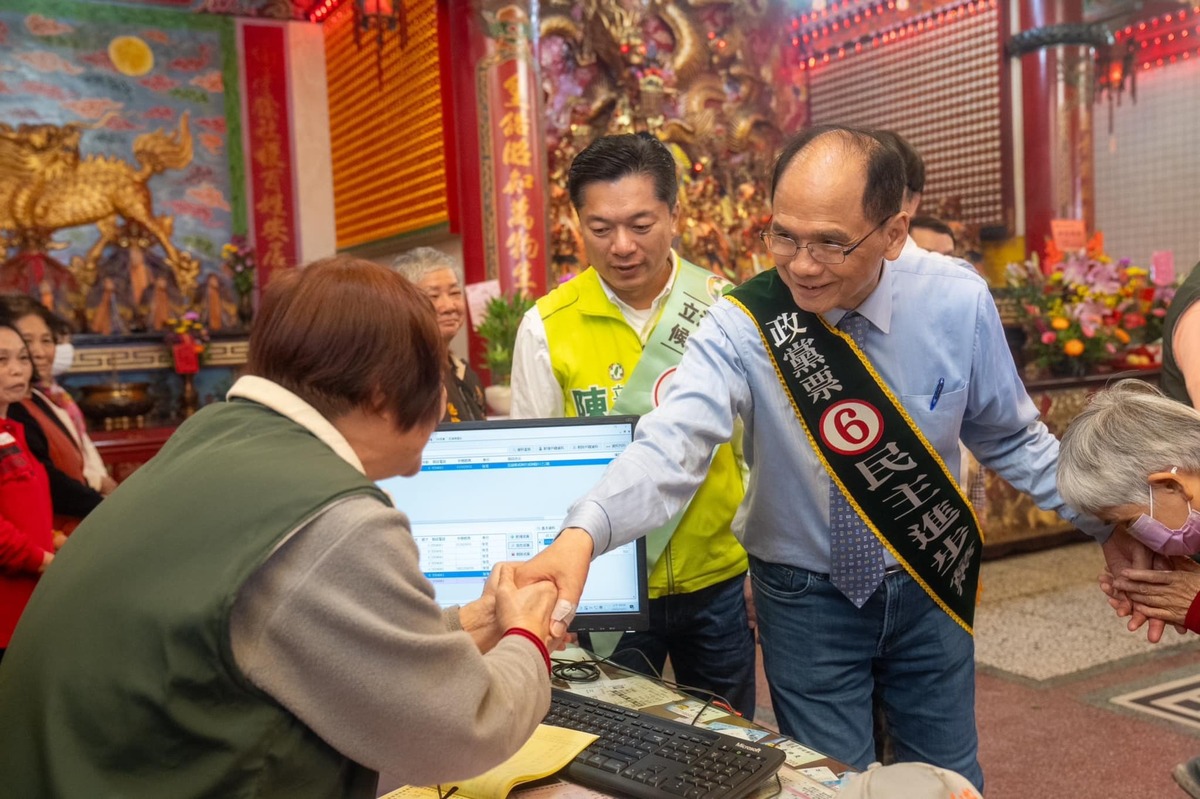 立法院長游錫堃(右)於今日( 31 日)上午前往宜蘭，為民進黨立法委員候選人陳俊宇(中)的輔選。 圖：翻攝自游錫堃Facebook