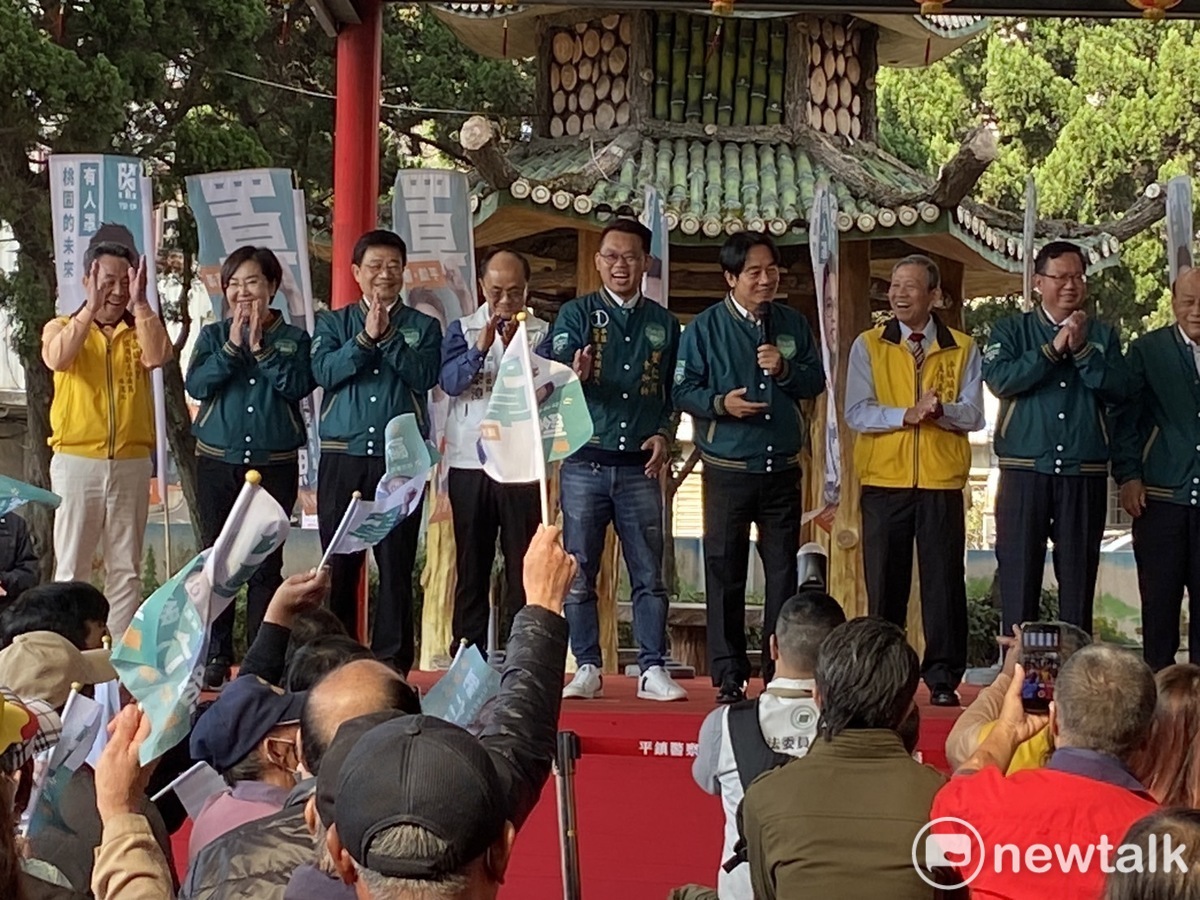 賴清德今早陪同黨籍立委候選人劉仁照到平鎮鎮安宮、東勢建安宮參香。 圖：林昀真/攝