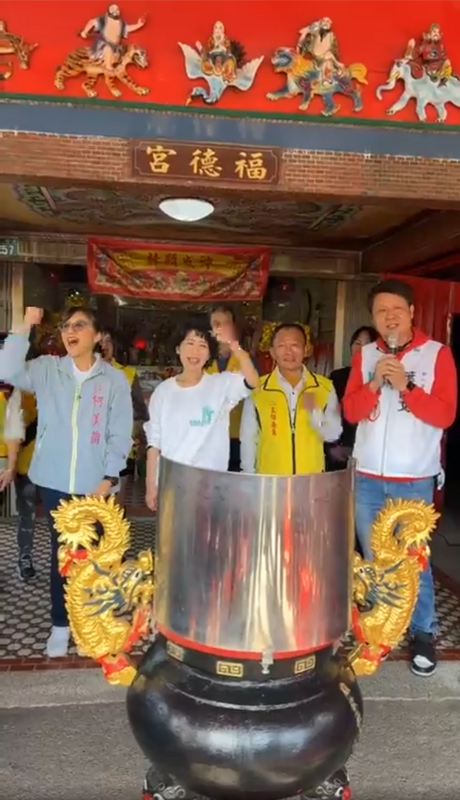 民眾黨總統候選人柯文哲之妻陳佩琪今（31）早陪小姑、無黨籍新竹市立委候選人柯美蘭到新竹市果菜市場掃街拜票。 圖：截自柯美蘭臉書粉專。