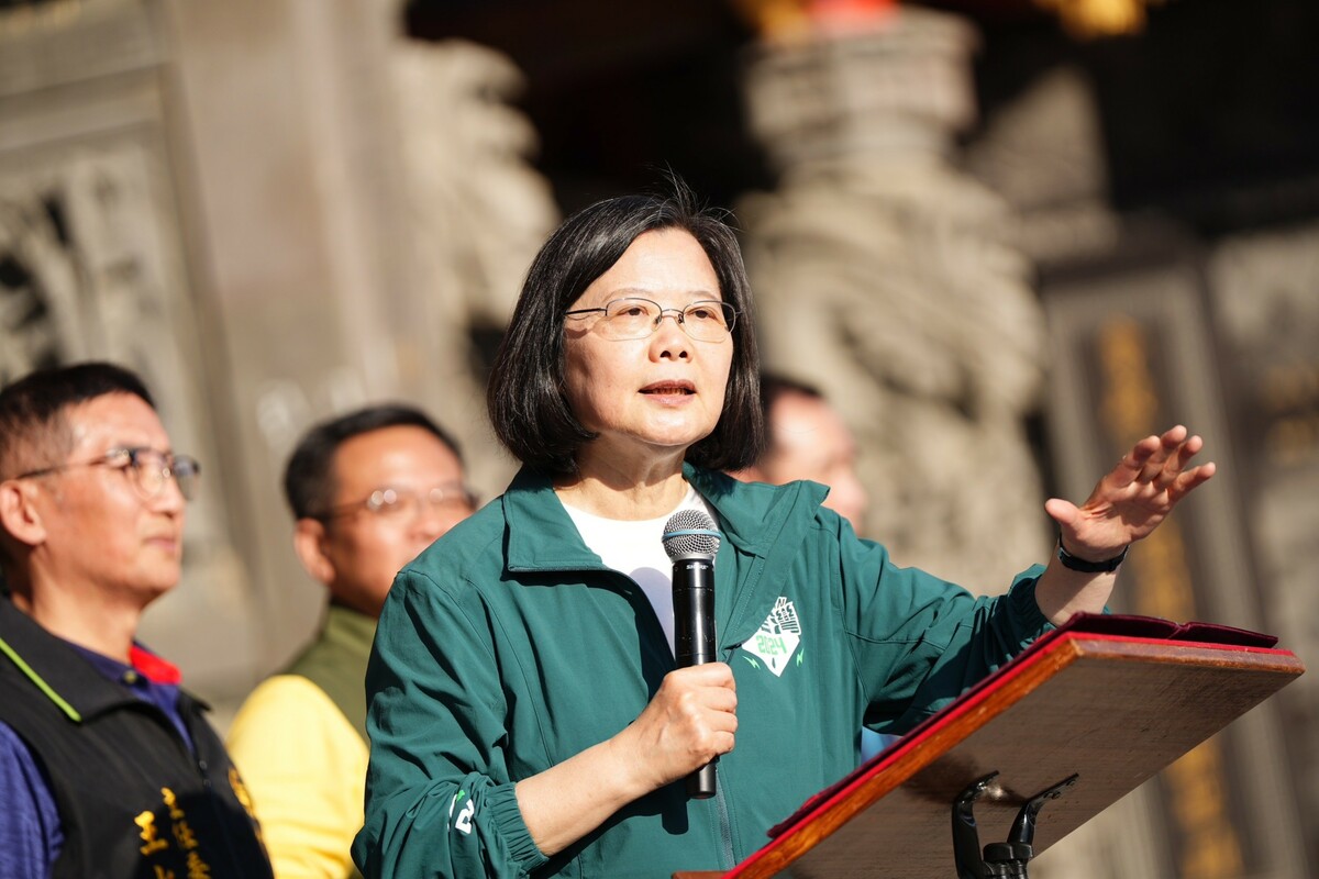 總統蔡英文今（31）天與嘉義縣長翁章梁、立委蔡易餘、立委候選人陳冠廷及地方黨公職至東石港代天府先天宮參香祈福。 圖：蔡易餘競辦提供