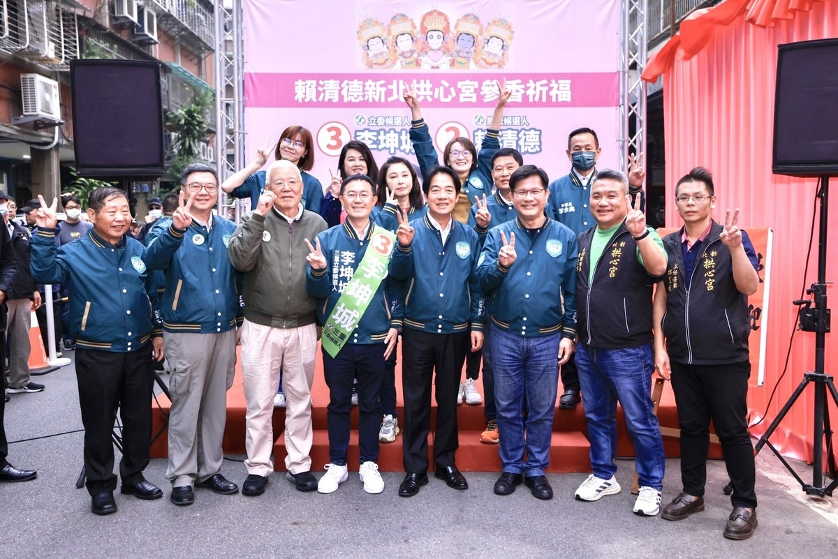 賴清德今天與李坤城一起到拱心宮參香祈福，總統府秘書長林佳龍、民進黨前主席卓榮泰及地方黨公職皆到場支持。 圖：李坤城競辦提供
