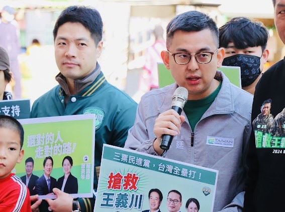 新北市議員卓冠廷（右）、民進黨澎湖縣黨部法律顧問陳又新（左）律師等人今（31）日跨海助陣，呼籲民眾「3票民進黨挺台灣」。 圖：冼義哲提供