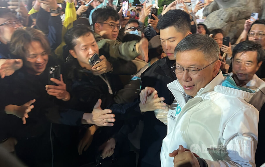 2023年最後一天，台灣民眾黨總統候選人柯文哲（前右）31日晚間赴台東天后宮廟口開講，進場時受到支持者簇擁、熱情歡迎。 圖：中央社提供