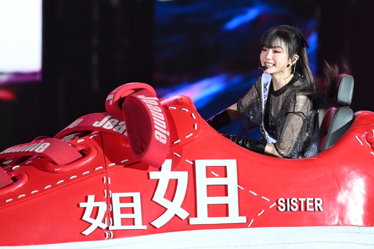 謝金燕進場就引起尖叫。 圖：高雄市政府/提供