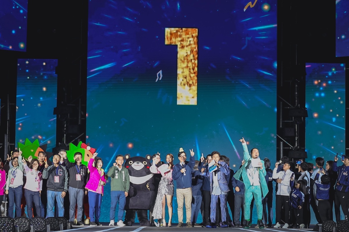陳其邁(中)率市府團隊陪市民跨年倒數。 圖：高雄市政府/提供