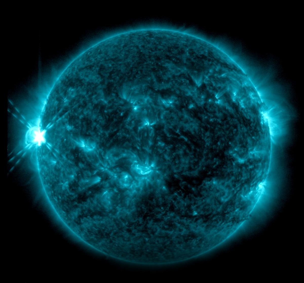 鄭明典今日曬出太陽閃焰圖，新年第一天驚現太陽閃焰。 圖：翻攝自鄭明典臉書