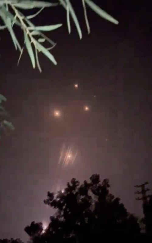 以色列中部地區新年午夜遭受火箭彈襲擊，但傳鐵穹（Iron Dome）防空系統全數攔截。哈瑪斯聲明是為「回應對平民屠殺」所採取的行動。 圖：取自以色列國防軍「X」