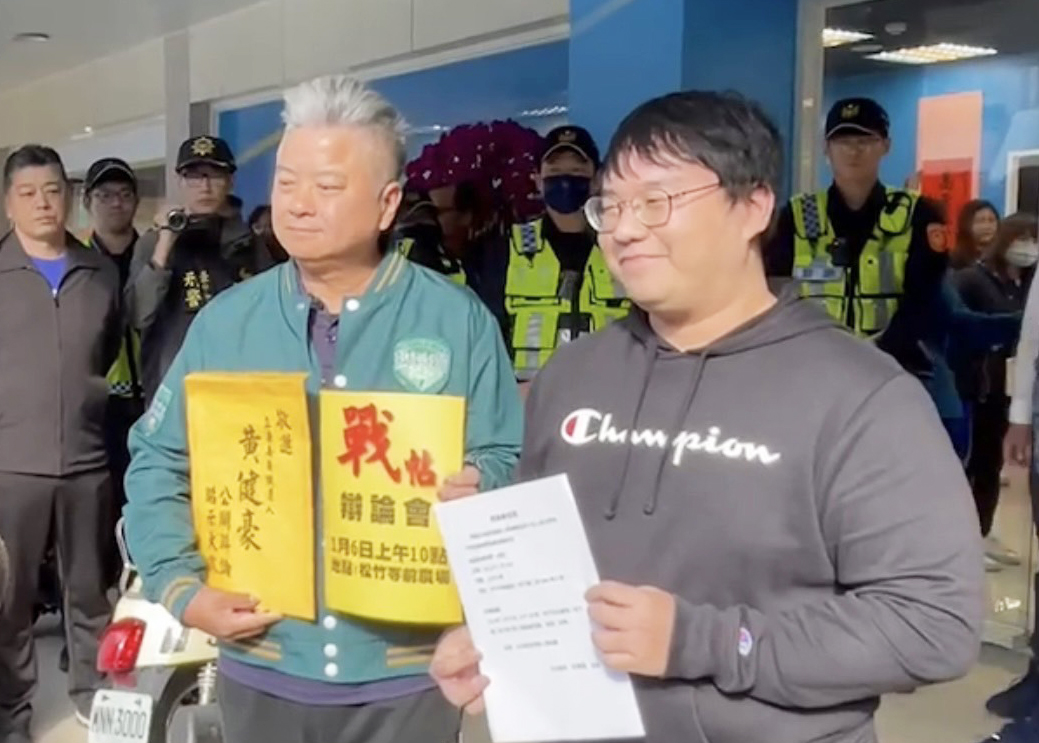 莊競程由服務處副主任王建智代表到黃健豪競選總部下戰帖，由研究室主任張宇捷收下。 圖 : 莊競程競總/提供