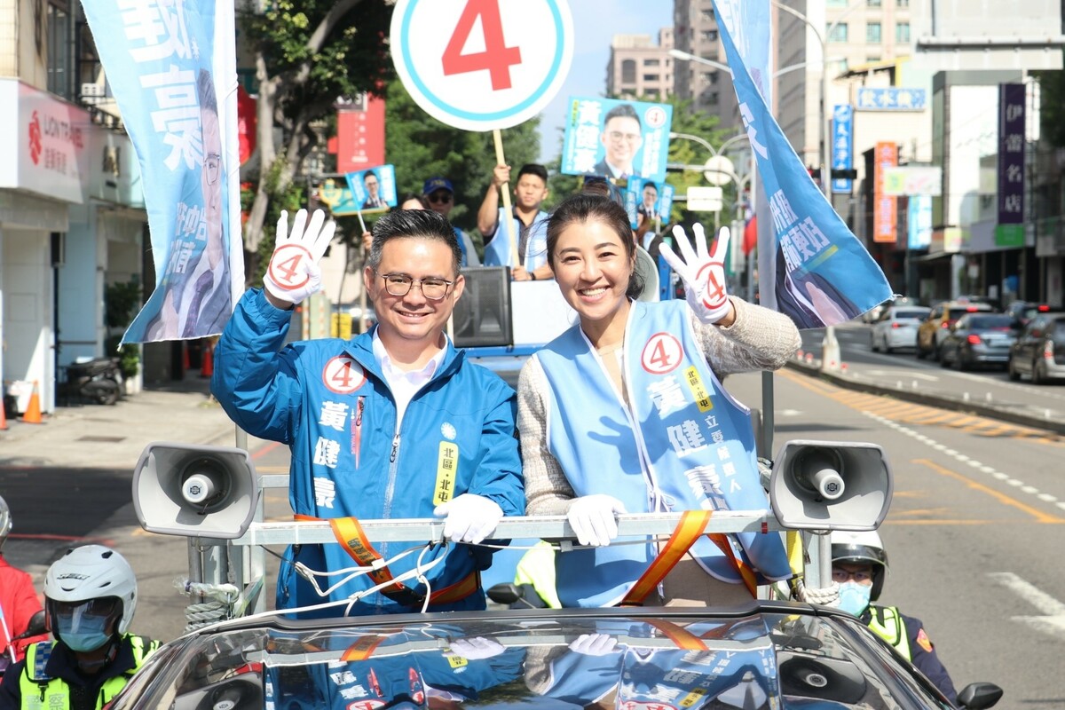 南投縣長許淑華陪同黃健豪車隊掃街。 圖 : 黃健豪競總/提供